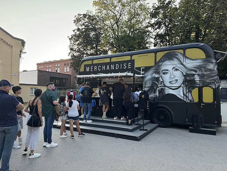 Adele Pop-Up Merch Bus bis 24.08.2024 beim Utopia in der He&szlig;stra&szlig;e (&copy;Foto: Martin Schmitz) 